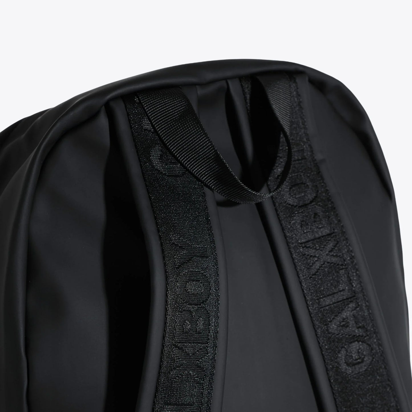 ESSENTIAL BACKPACK